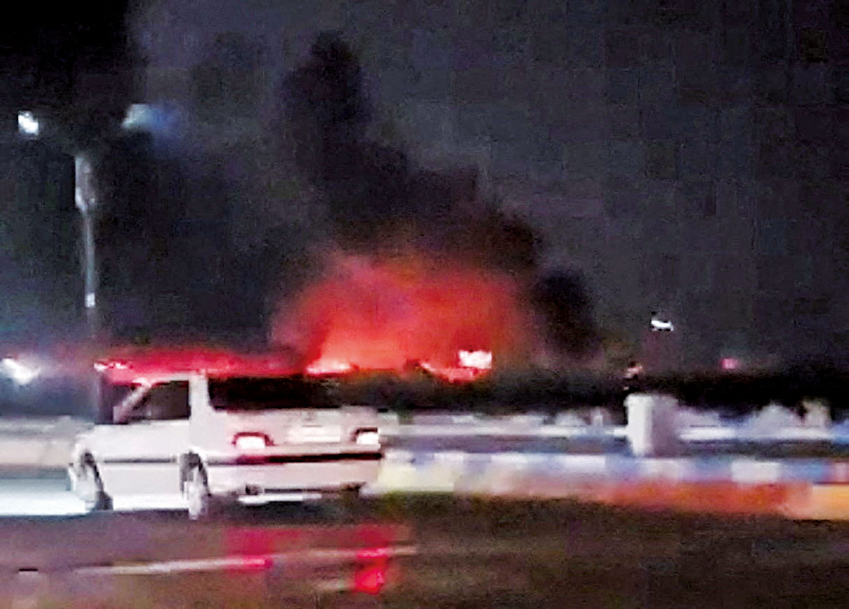 伊朗阿巴斯港遇襲後發生爆炸,現場冒出濃煙。路透社