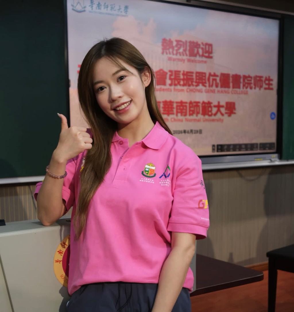 波波在廣州華南師範大學外打卡留念。