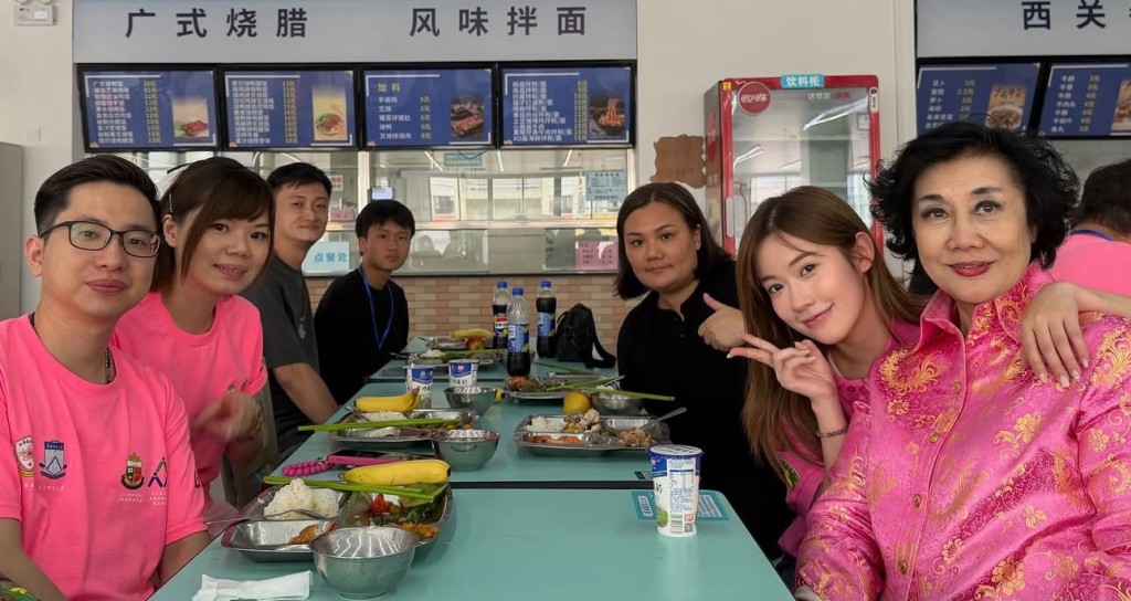波波與交流團的師生及家長們一同前行。