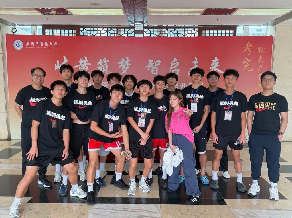 波波全程毫無架子,與中學生們相處融洽。