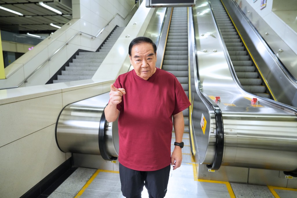 鄭則仕日前現身港鐵南昌站,為拍攝廣告做準備。