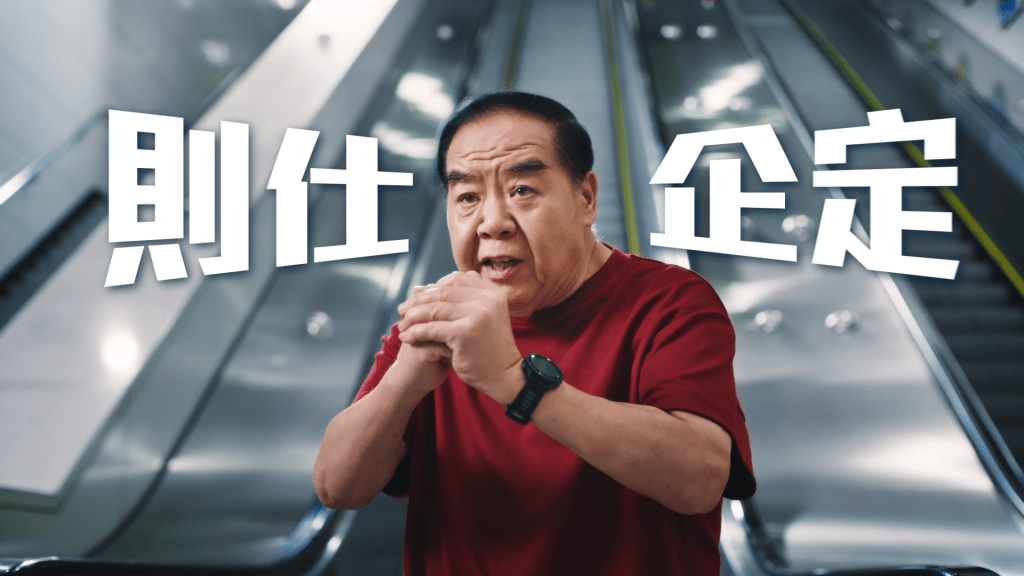 即使深宵時份拍攝廣告,鄭則仕依然顯得精神飽滿。