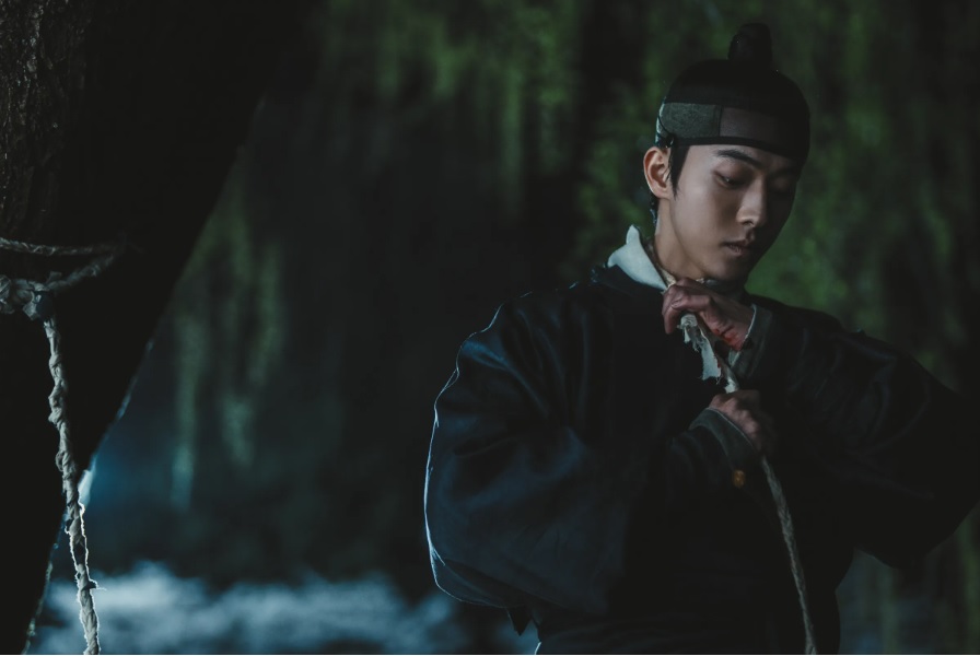 南柱赫飾演的「九天」能藉水穿梭陰陽界,因此被君王召來解謎。