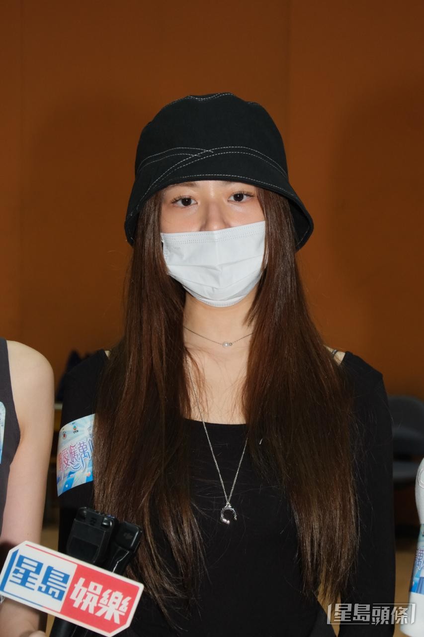 莊子璇因感冒,戴上口罩參與排練。