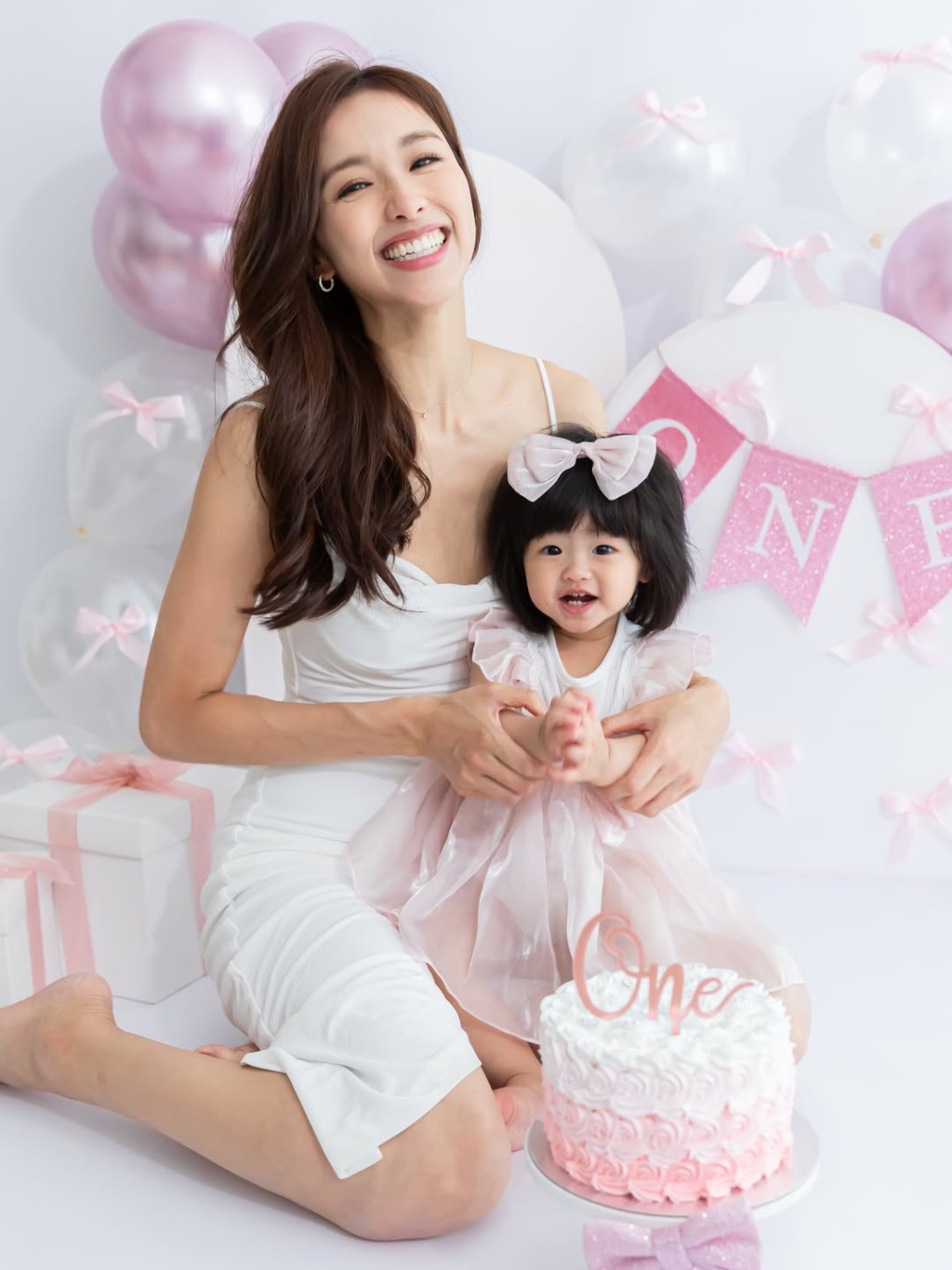 近日曾淑雅在社交平台分享為女兒慶生的照片，她緊抱女兒，眼中充滿母愛。