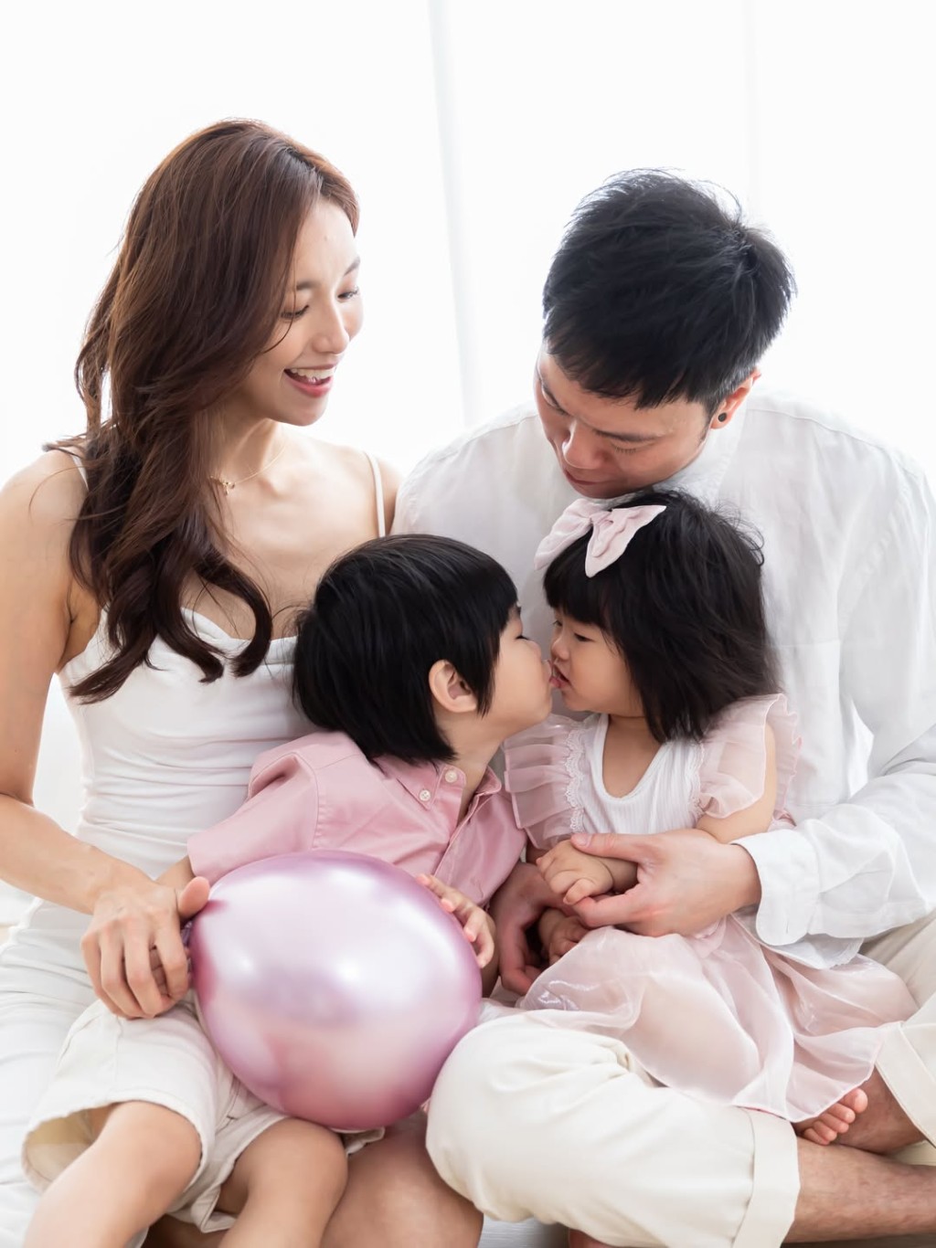 哥哥Kobe溫柔地親吻妹妹Serafina，展現兄妹情深。