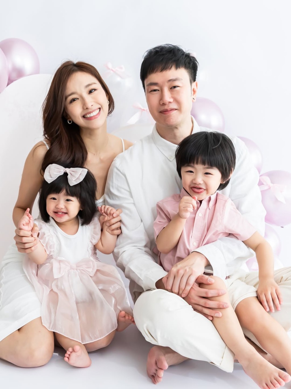 曾淑雅一家四口同框，為小女兒Serafina慶祝一歲生日。