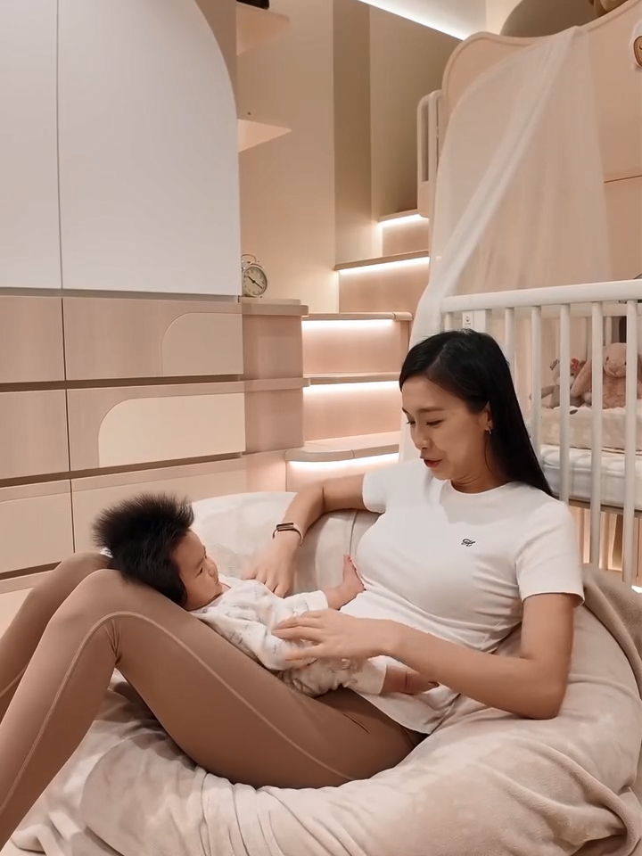 曾淑雅女兒Serafina的房間內有兩張床。