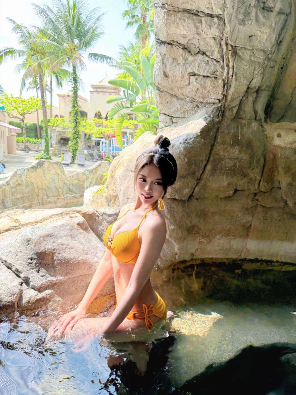 黃瀅仴於溫泉浸浴,展現美好身段。