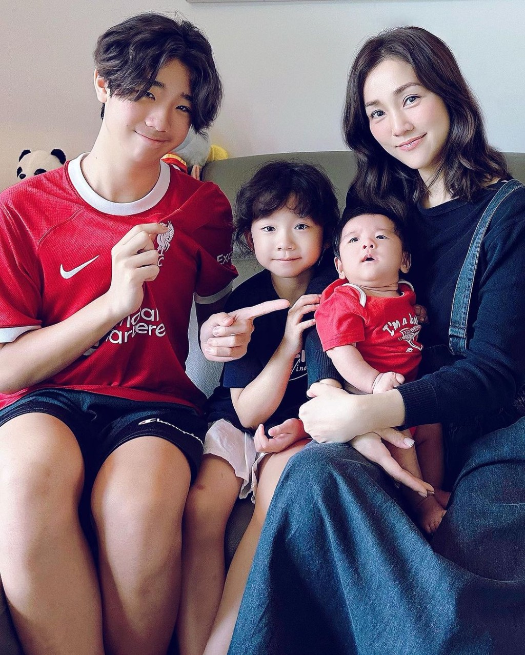 張瞻與妹妹張靖越長大越相似。