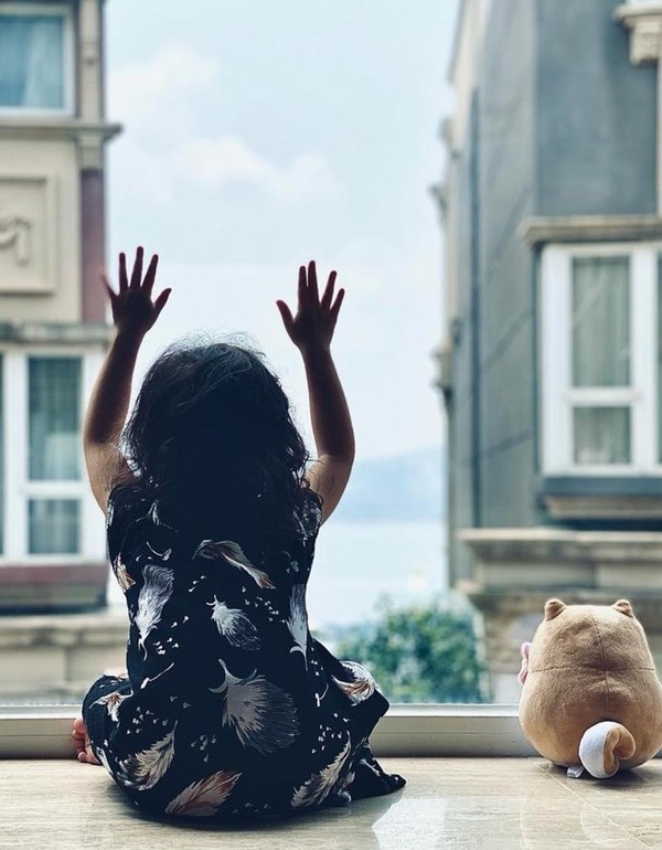 女兒張靖在家中有充裕的活動空間。