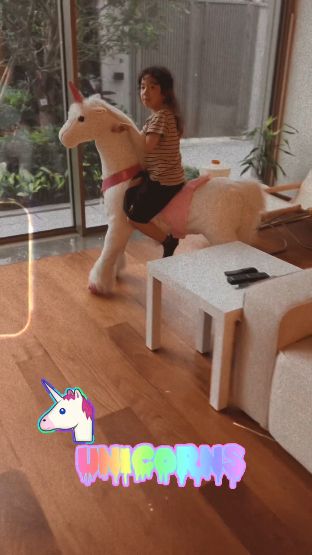 女兒張靖可以在家中客廳玩耍。