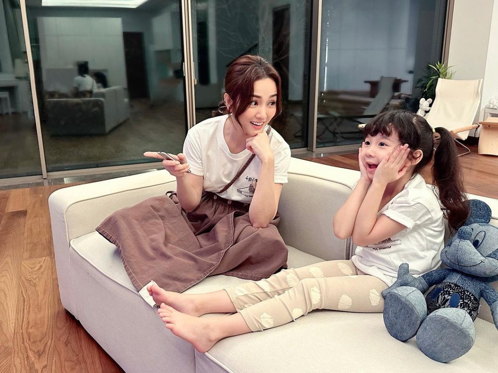 謝安琪與女兒在家中巨廳玩耍。