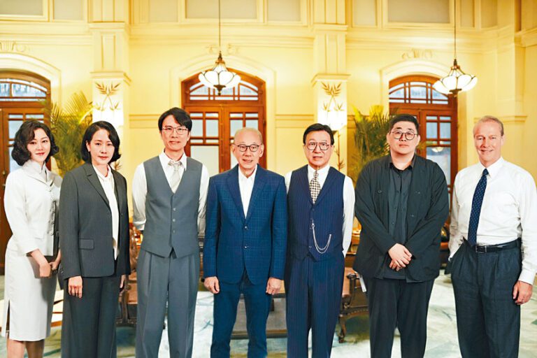 ■（左起）衛詩雅、林嘉欣、黃子華、楊受成博士、許冠文、導演陳茂賢及柏林影帝伊恩格雷齊亮相新戲《一九七一》開鏡拜神。