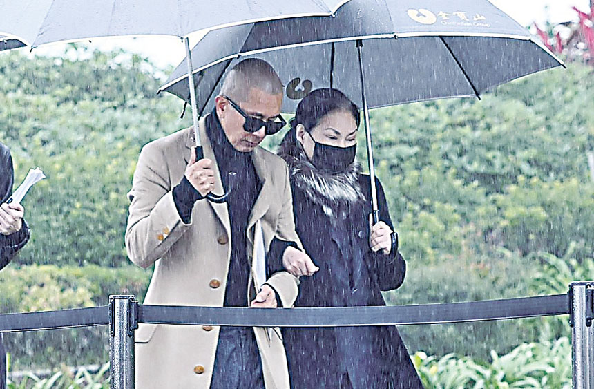 ■女兒去世,媽媽悲痛不己。網上圖片