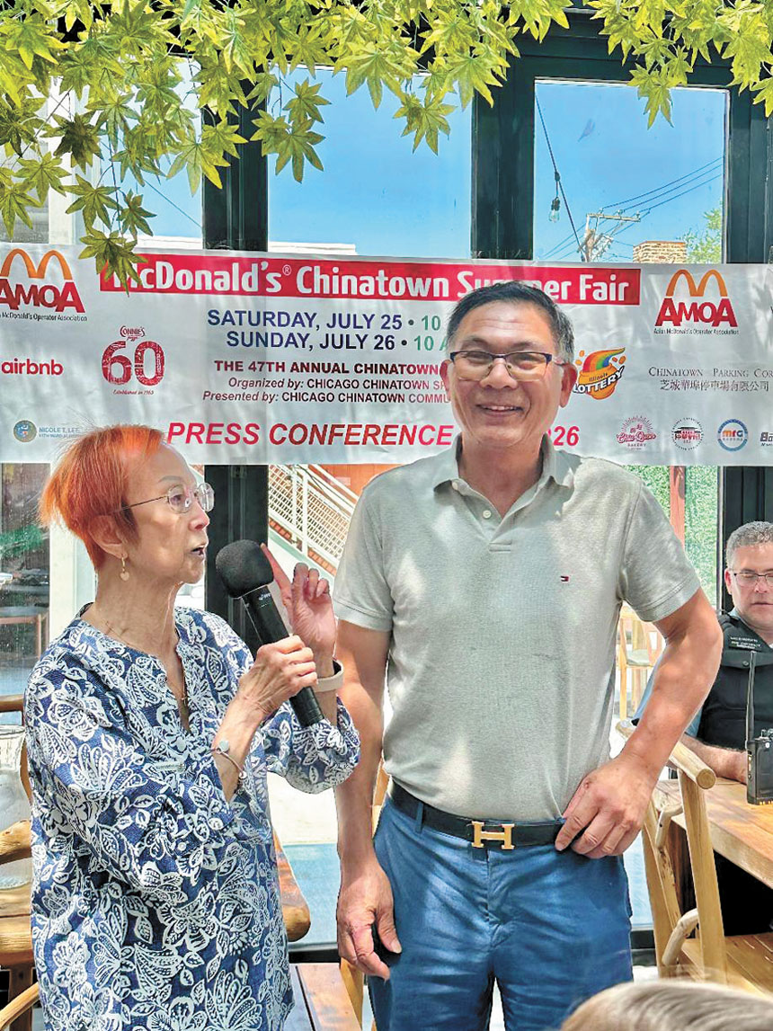 華埠特別活動委員會共同主席黃婉嫻(左)感激美中餐飲協會會長鄭時坦多年來的鼎力支持。 梁敏育攝
