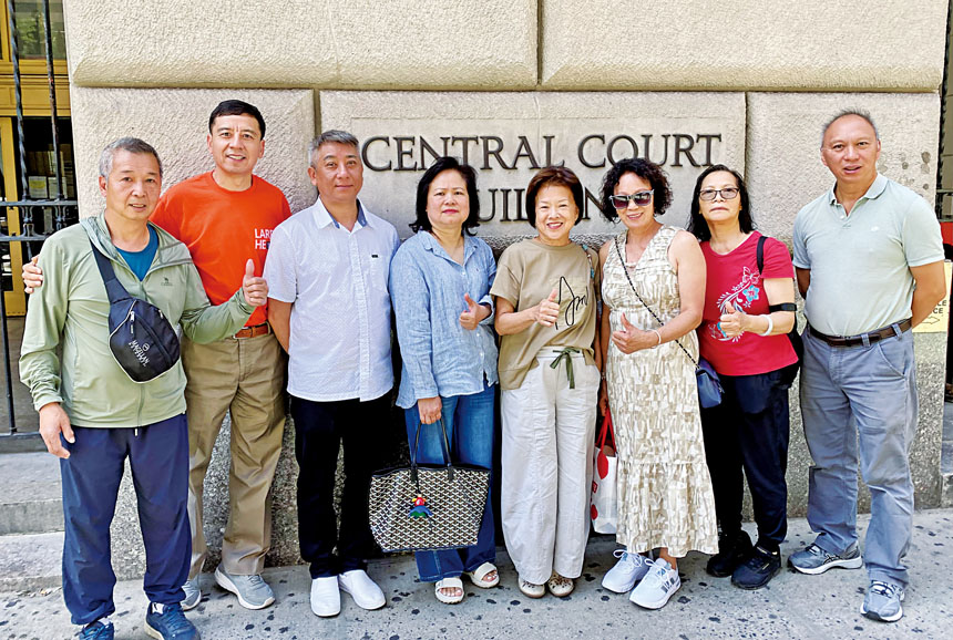 賀立寧(左二)與86街當地民眾2日陪同何先生(左三)出庭。 張之銘攝