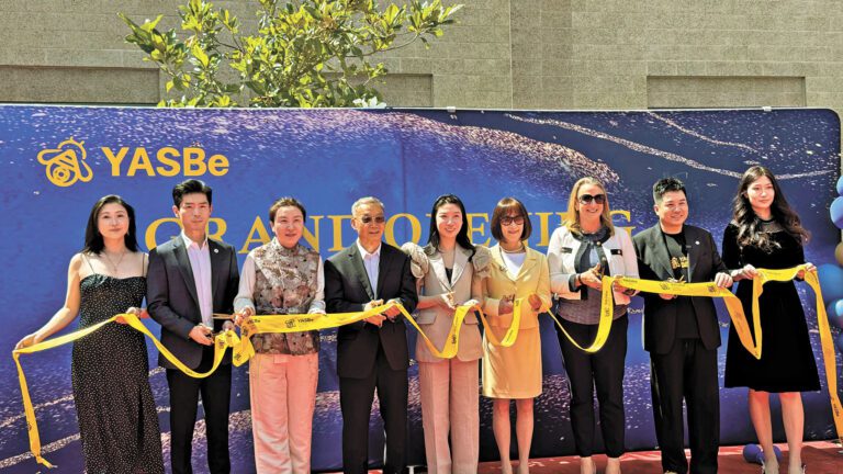 Kate Zhu（中）、Zankery Zan（右2）與嘉賓共同剪綵。記者陸新攝