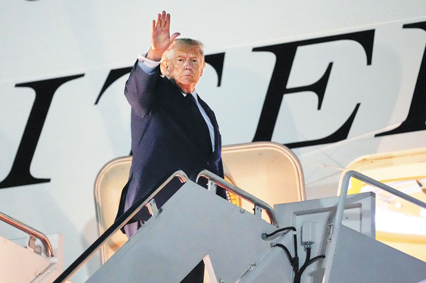 特朗普總統6日在馬里蘭州安德魯斯聯合基地登上空軍一號時揮手致意。美聯社