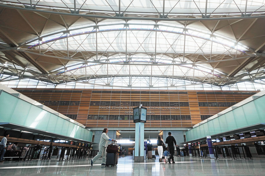 三藩市國際機場計劃興建私人貴賓航站,讓付費旅客使用專屬安檢、海關檢查及接送服務,避開一般客運大樓安檢隊伍。美聯社資料圖
