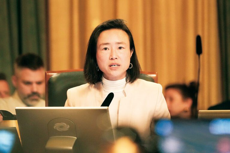 三藩市市參事陳詩敏提出決議案。美聯社資料圖