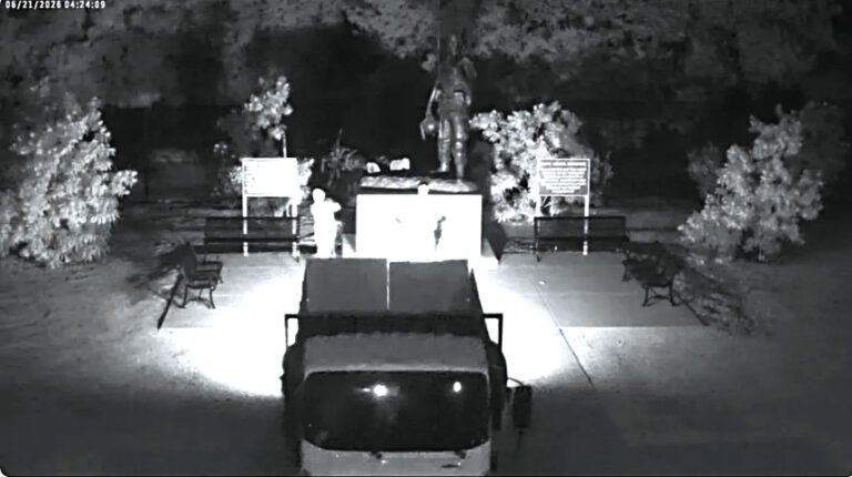 聖荷西警方發布監控片段，呼籲公眾協助辨認盜走「感謝美國」紀念像的兩名疑犯。聖荷西警察局
