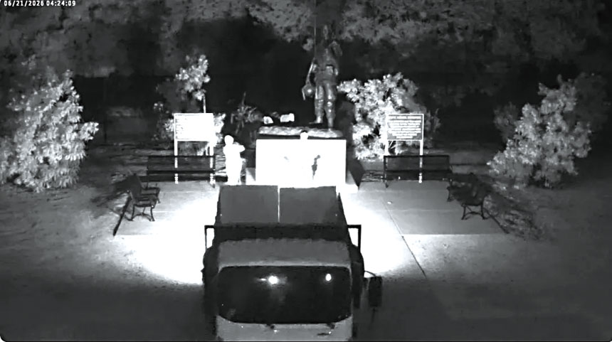 聖荷西警方發布監控片段,呼籲公眾協助辨認盜走「感謝美國」紀念像的兩名疑犯。聖荷西警察局