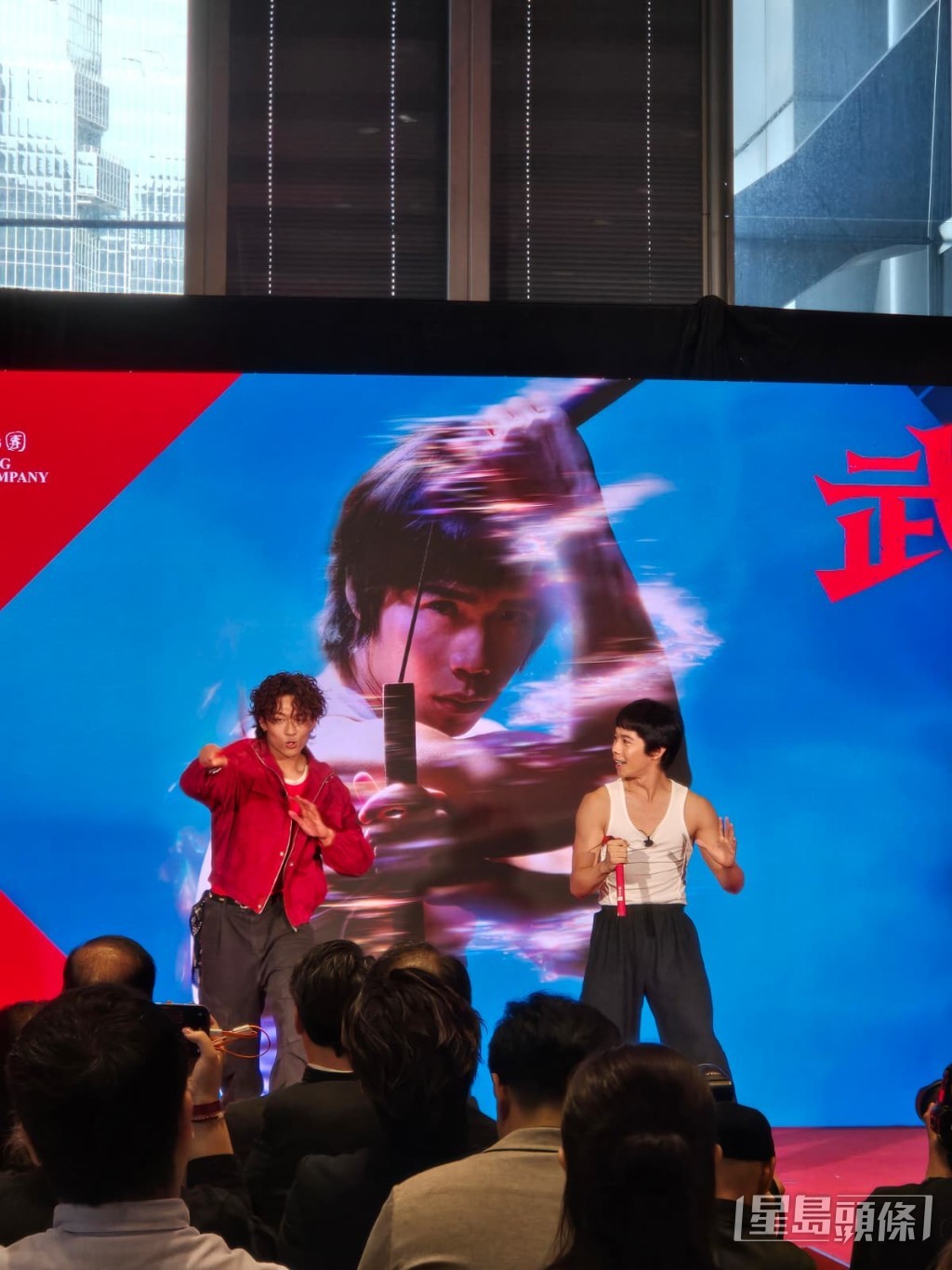 他向舞蹈員請教，學習耍雙節棍。