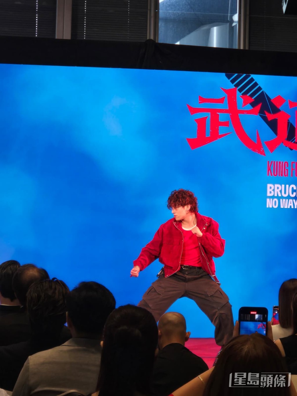表演起來有板有眼。