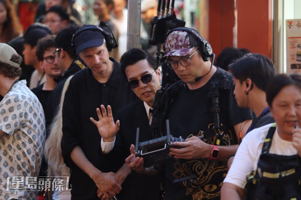 甄子丹對拍攝效果要求嚴謹,每完成一個鏡頭都會檢視畫面。