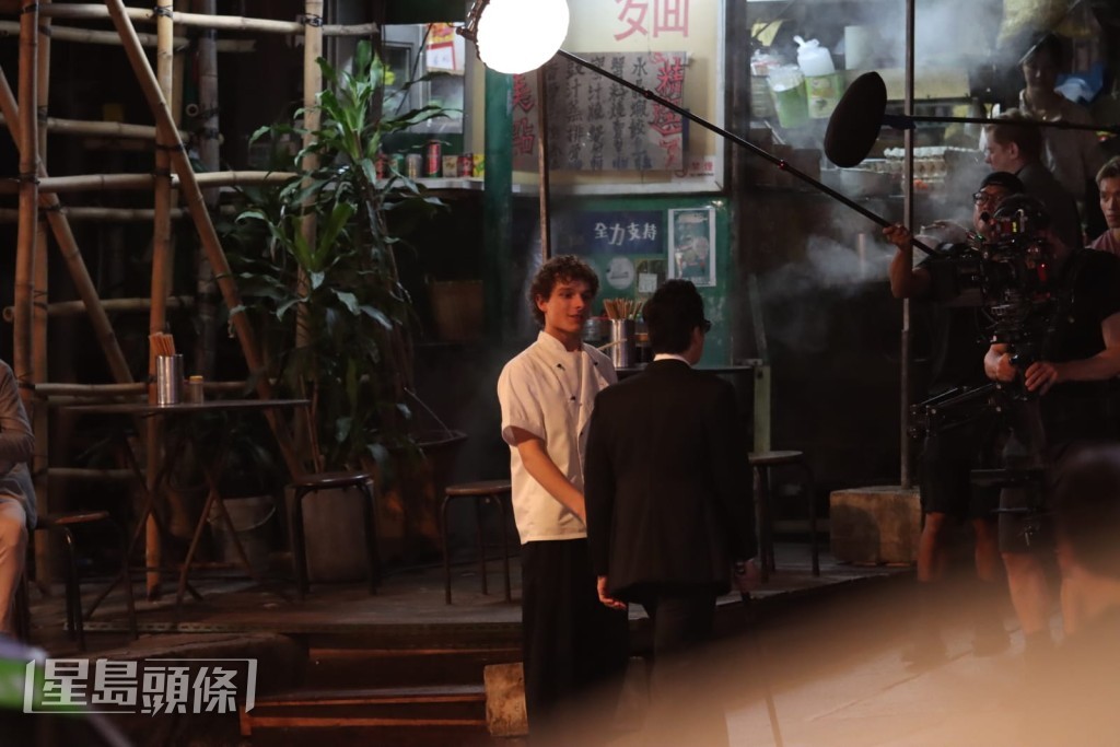 入夜後,劇組在中環的路邊大排檔繼續拍攝工作。