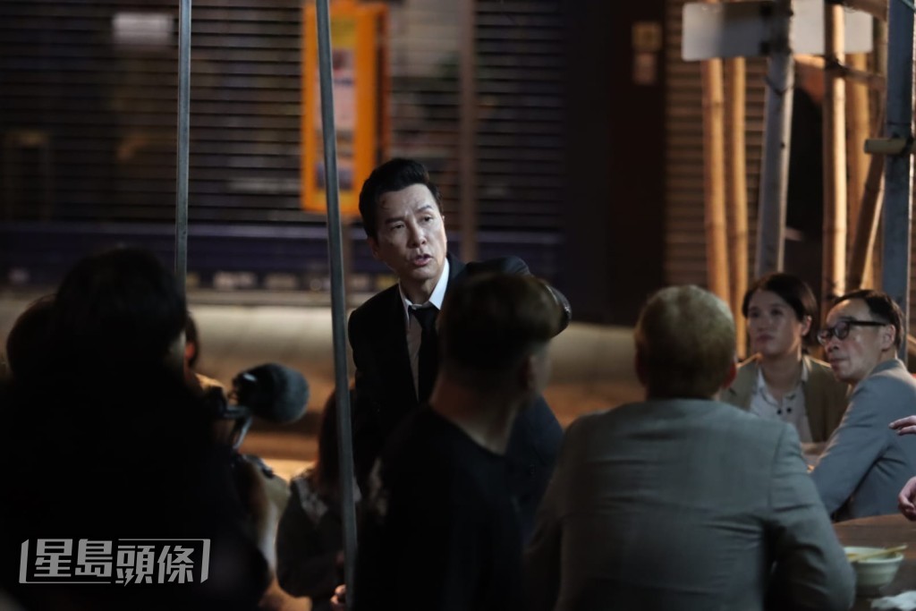 甄子丹仔細檢查每一個已拍攝的鏡頭。