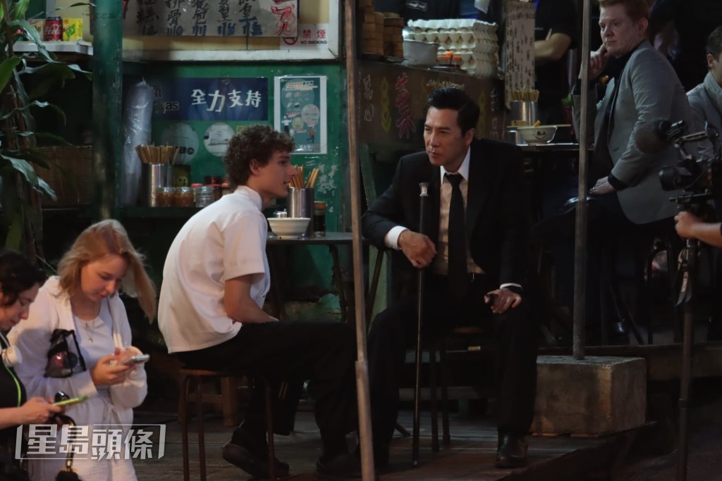 Mason Thames與甄子丹一同拍攝在大排檔進行的戲份。