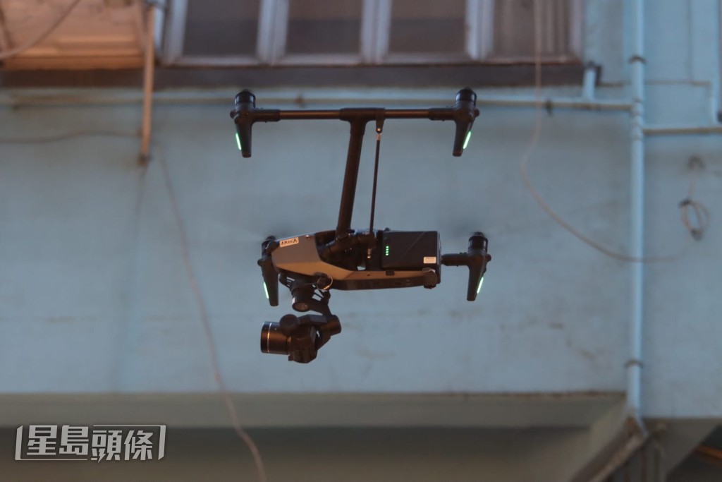 為了拍攝需要,劇組動用了航拍機進行取景。