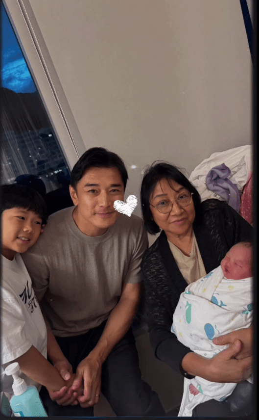 黃長興近日在社交平台分享抱B相,透露家有新成員,其母抱著初生孫女十分歡喜。