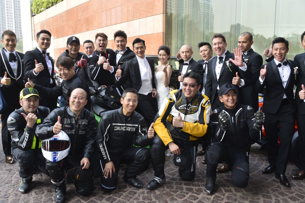 當日除了弟弟黃長發擔任伴郎,蕭正楠、袁偉豪、王浩信等人亦是兄弟團成員。