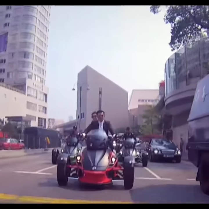 黃長興當日帶領三輪車隊,載著太太遊覽尖沙咀。
