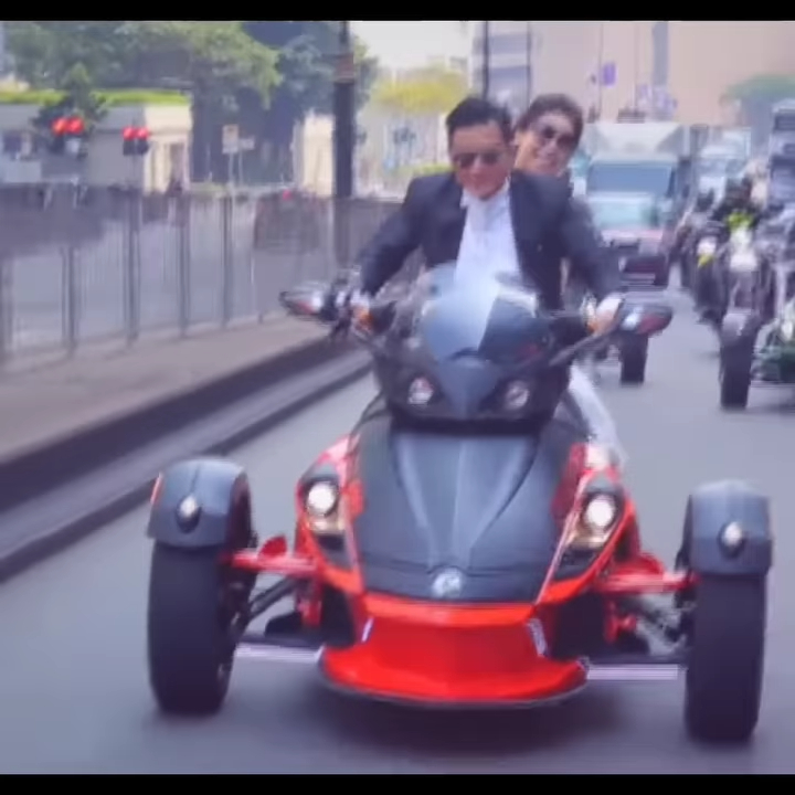 黃長興動用近10架三輪車,組成車隊浩浩蕩蕩迎接新娘。