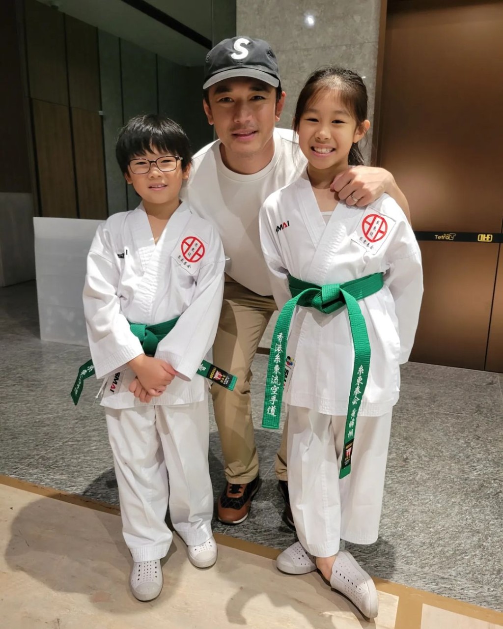 黃長興的大女兒和二兒子都有學習空手道。