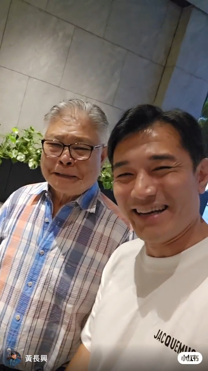 黃長興近日與爸爸享用法國菜慶祝生日,網民讚賞父子二人同樣有型。