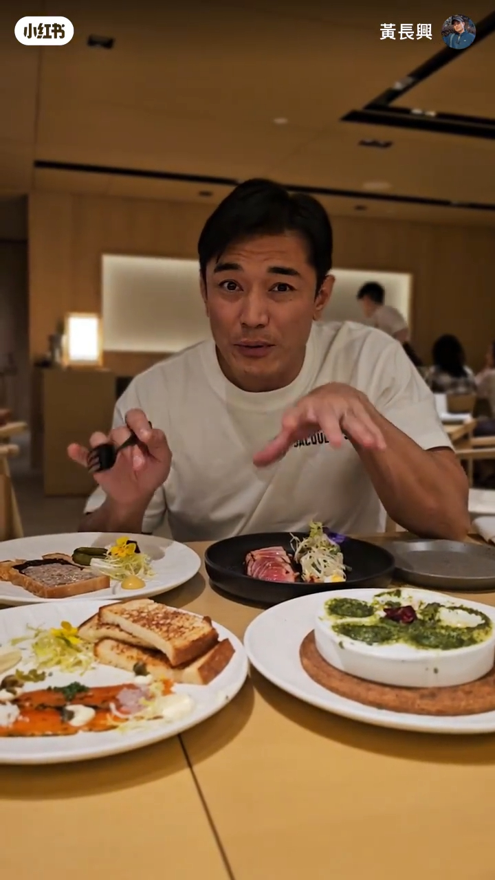 黃長興拍片時不時展現其流利的法文。