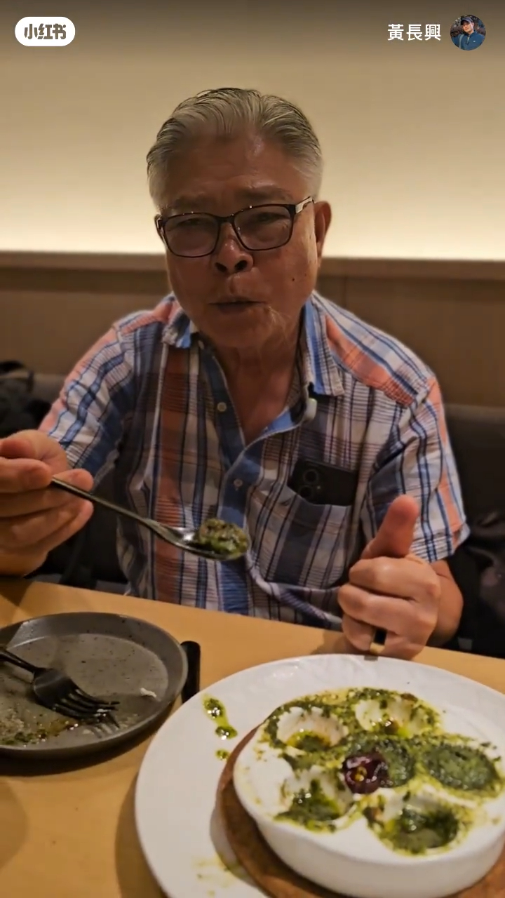 黃長興的爸爸是越南華僑,在兒子5歲時移居法國,至今仍能說一口流利法文。