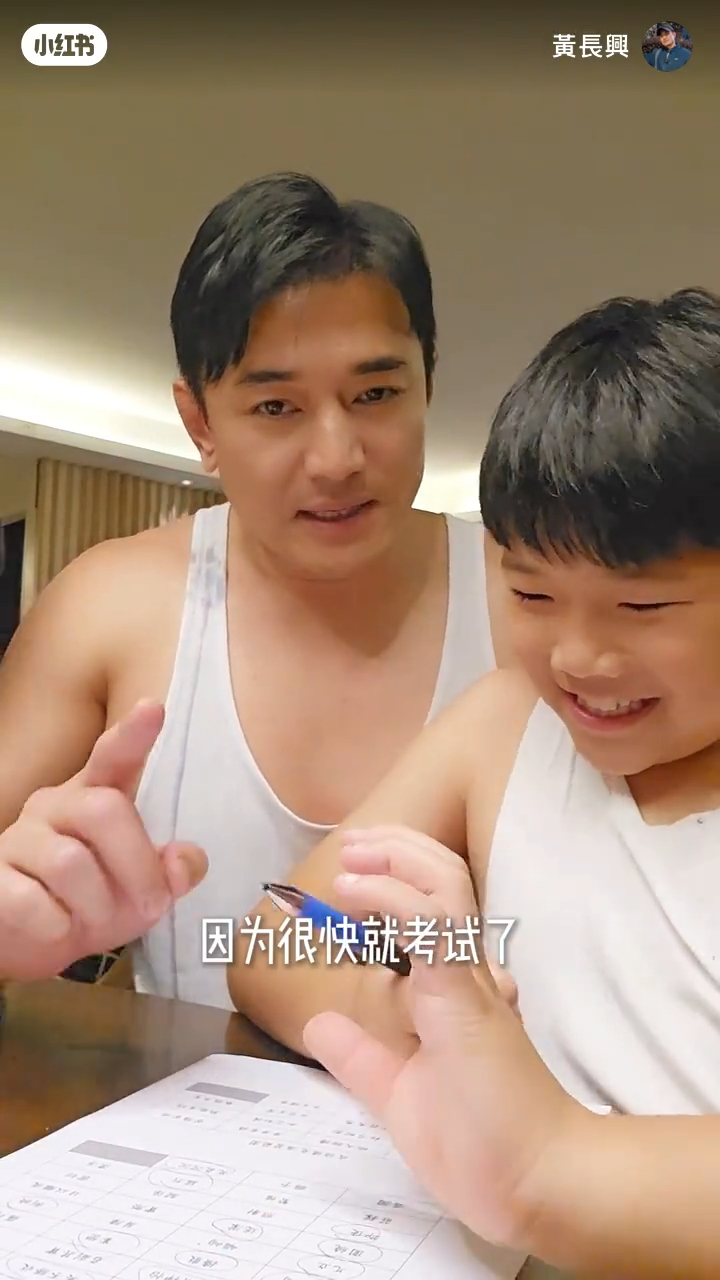 早前黃長興想幫10歲的二兒子溫習中文,卻鬧出笑話。