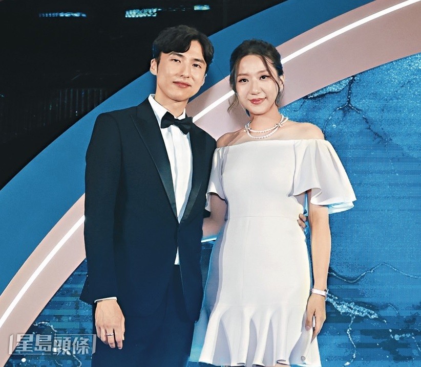 星島新聞集團主席蔡加讚與太太蔡汪鎂庭一同出席典禮。