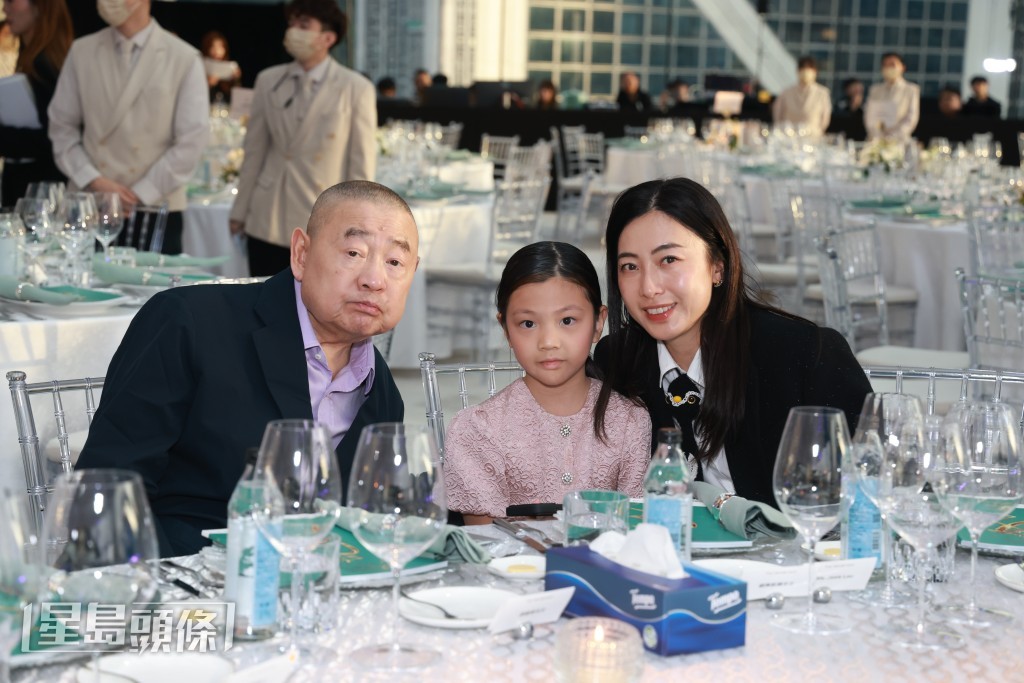 劉鑾雄與太太劉陳凱韻(甘比)及幼女秀兒現身支持。