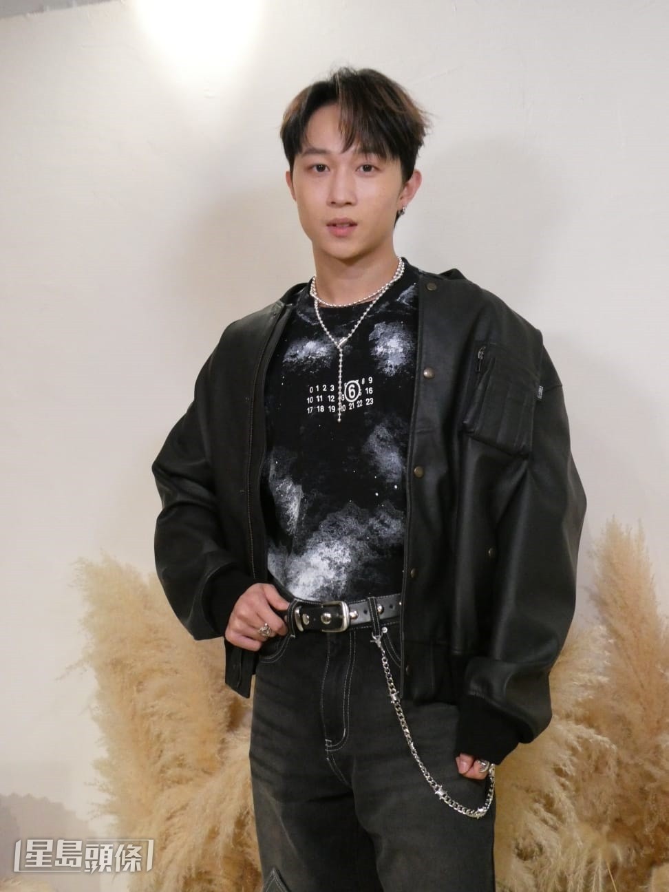 新歌《溺愛》描述一段艱難的愛情關係，並邀得JC（陳詠桐）參與演唱。