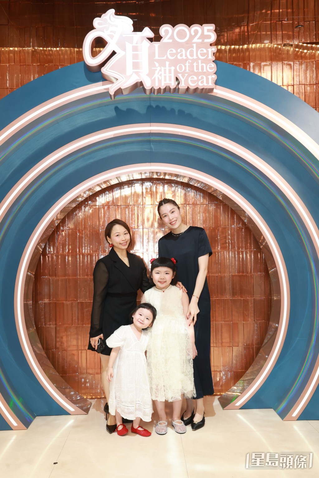 媽媽梁志瑩(Sophia)與妹妹斐斐一同到場支持Lucy。