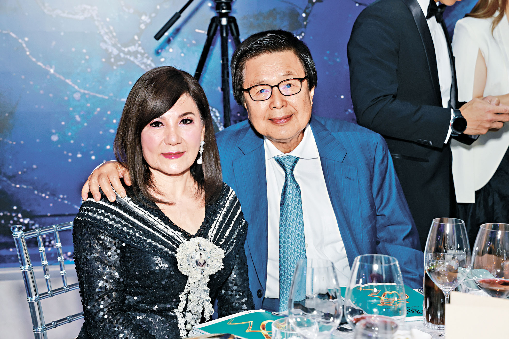 「玩具大王」蔡志明與太太蔡李惠莉盛裝出席。