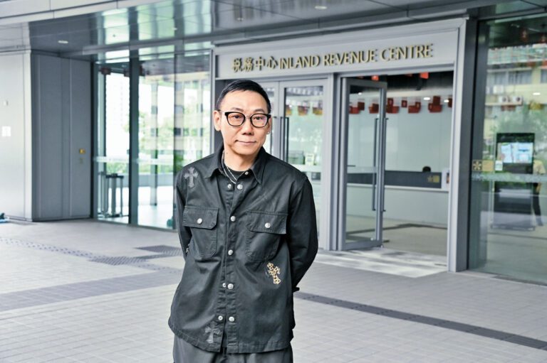 余毓興昨日到九龍稅務中心進行投訴。