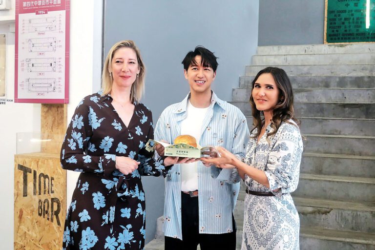 Jay Fung和Joyce（右）獲杜麗緹探班。